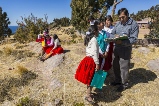 Estudiantes en un aula al aire libre en Perú.