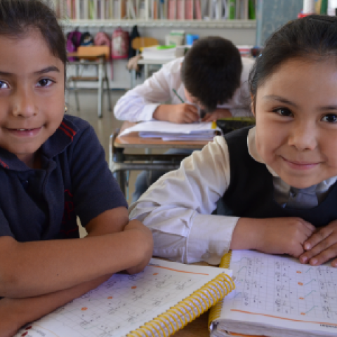 Meninas estudam matemática em Santiago do Chile